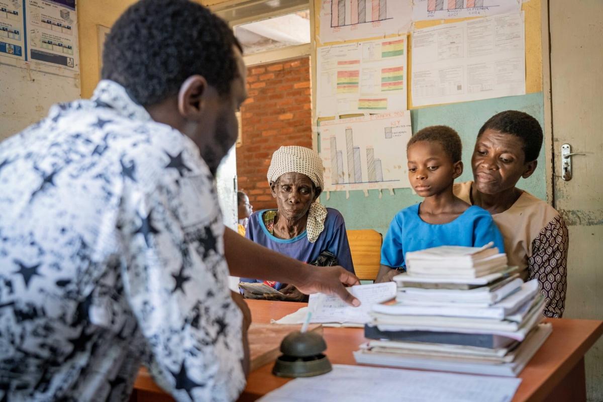 Amina Pitala vit à Makhanga, péninsule piégée par les inondations consécutives à la tempête tropicale Ana. Sa petite-fille, atteinte du paludisme, a pu consulter un médecin après que MSF a aidé le ministère de la Santé à rouvrir le centre de santé.
 © Badre Bahaji/World Food Programme