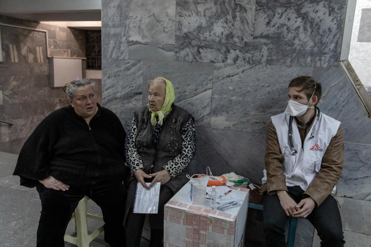 Une dame âgée attend d'être reçue en consultation dans une clinique mobile MSF installée dans le métro de Kharkiv. 11 avril 2022. Ukraine.&nbsp;
 © Adrienne Surprenant/MYOP