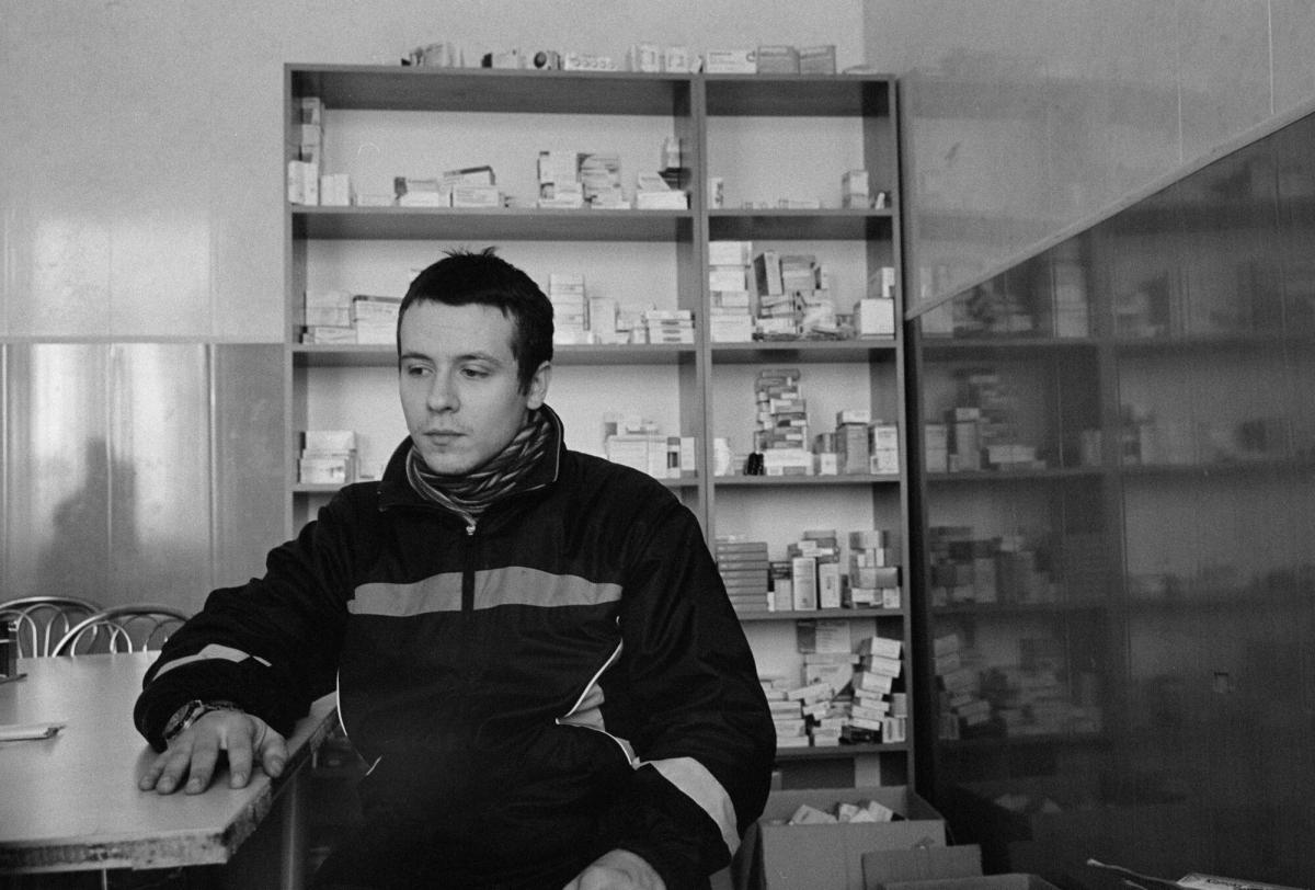 Le docteur Svyatoslav Adamenko a grandi à Hostomel. Lorsque la région était occupée, il travaillait à Bucha, une ville voisine. Après le retrait des forces russes, il est retourné dans la ville pour fournir des soins médicaux.
© Alexander Glyadyelov