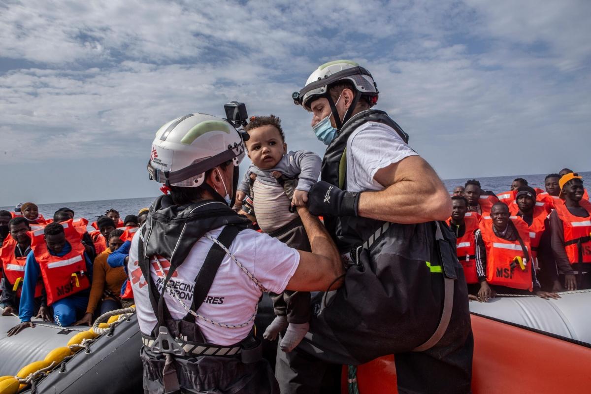 Mohammed, 9 mois, est secouru en premier avec sa mère.
 © Anna Pantelia/MSF