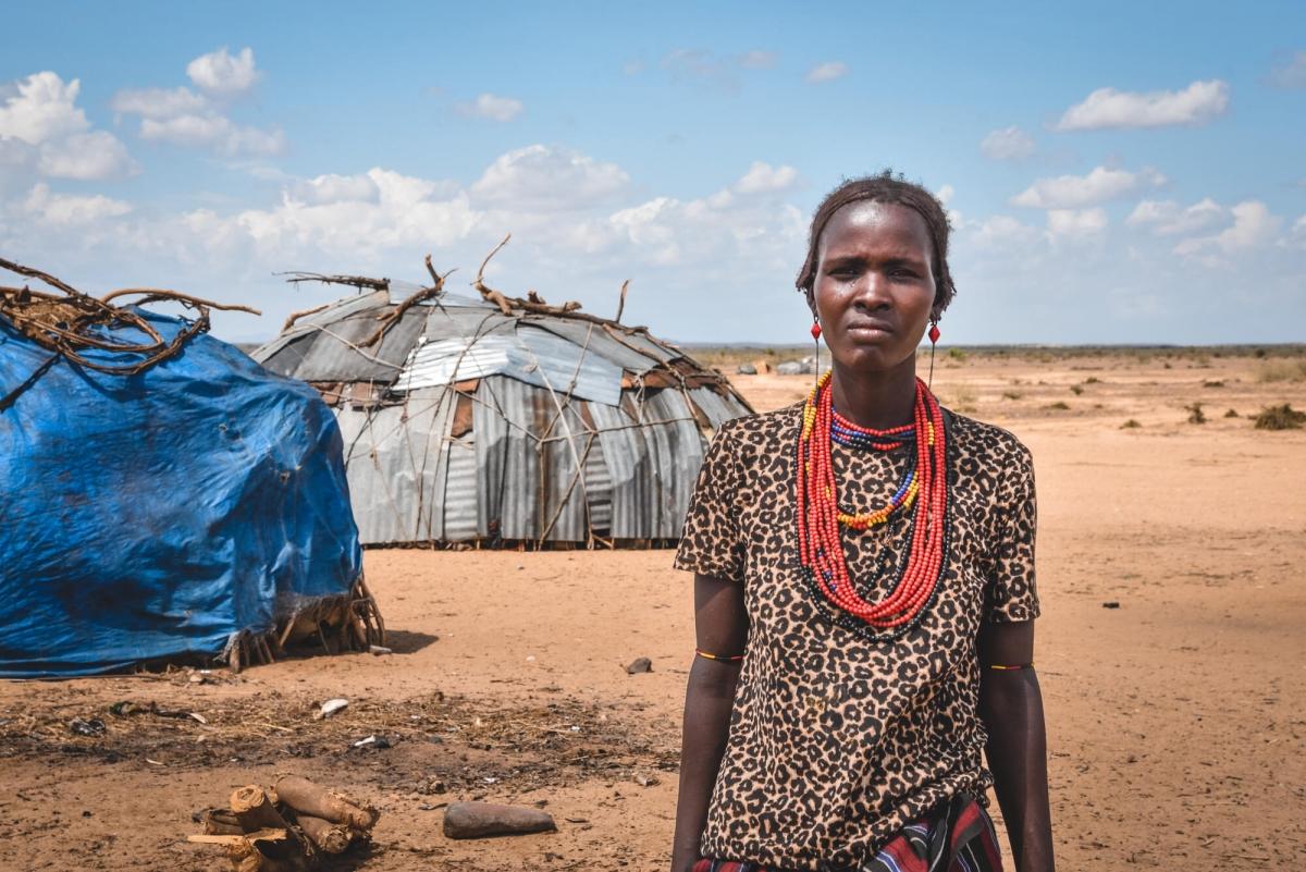 Telite Saani, mère de six enfants, se tient à côté de ce qui était l'étable de sa famille dans le village de Lomadang, à Illeret. Tout son bétail et ses moutons sont morts à cause de la sécheresse.
 © MSF/Lucy Makori