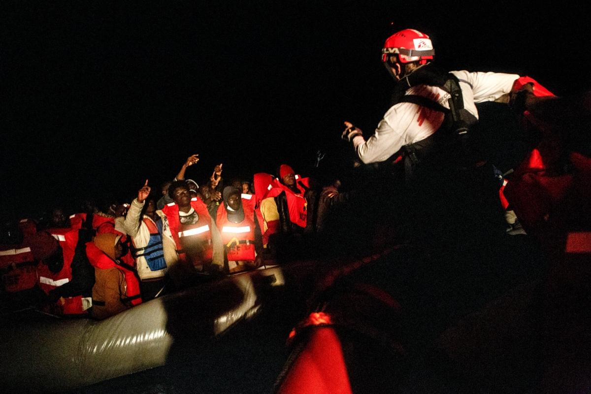 Le 10 mai, deux sauvetages ont eu lieu dans la nuit au même moment, pendant plus de cinq heures.
 © Anna Pantelia/MSF