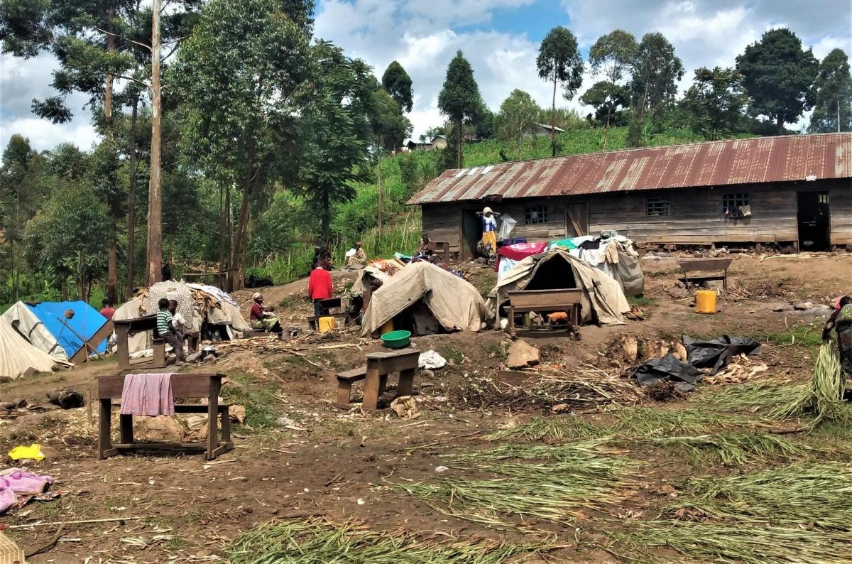 L'école de Kinoni, où environ 350 familles ont trouvé refuge après avoir été forcées de fuir leurs maisons en raison des affrontements entre le M23 et l'armée congolaise, à la fin du mois de mars 2022.
 © MSF