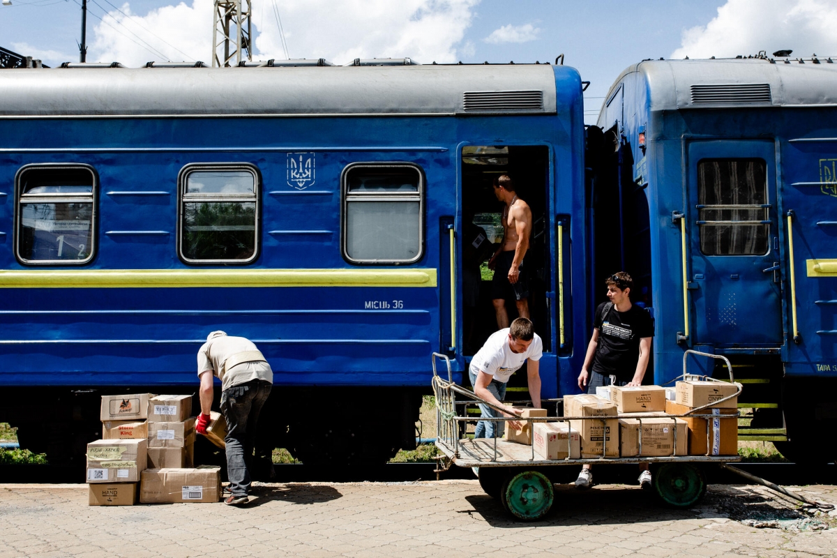 MSF travaille avec un réseau indépendant de volontaires basé dans la ville de Kharkiv qui envoie de l'aide humanitaire par train vers les villages de l'oblast, où une centaine d'autres groupes communautaires distribuent l'aide.
 © Pavel Dorogoy