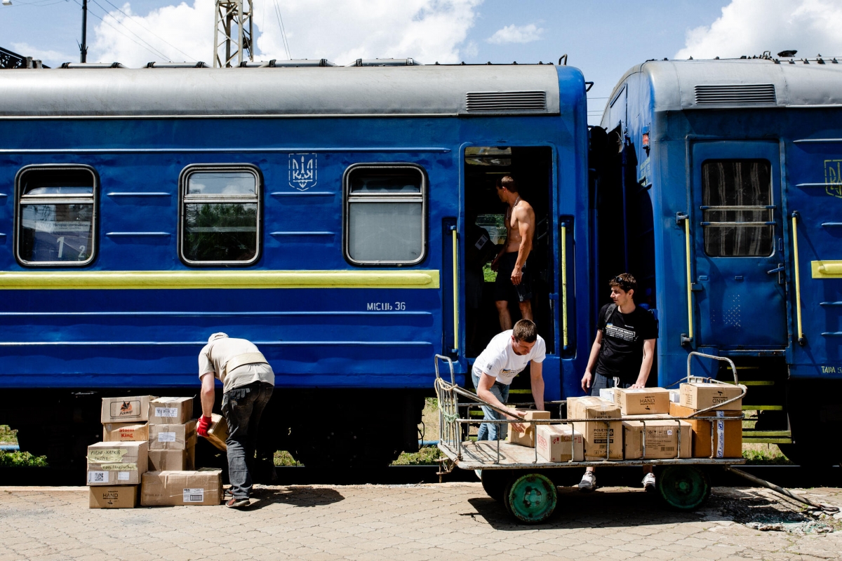 MSF travaille avec un réseau indépendant de volontaires basé dans la ville de Kharkiv qui envoie de l'aide humanitaire par train vers les villages de l'oblast, où une centaine d'autres groupes communautaires distribuent l'aide.
 © Pavel Dorogoy