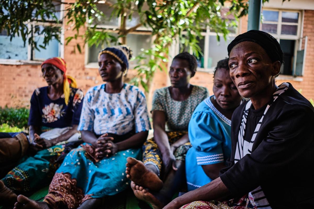 Durant les sessions de soutien, l'accent est mis sur la thérapie et les patientes reçoivent notamment des informations sur les effets secondaires de la chimiothérapie. Malawi. 2022.
 © DIEGO MENJIBAR