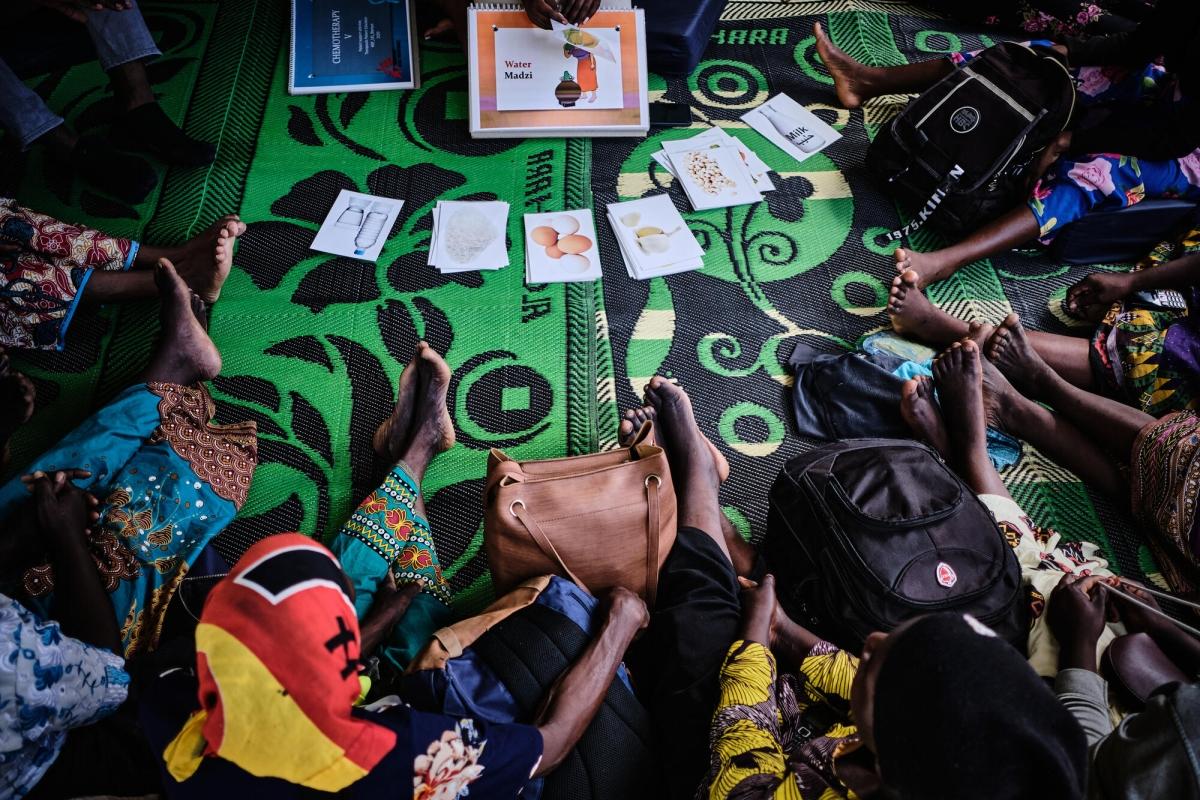 Des patients assissent en cercle lors d'une session de soutien portant sur l'alimentation. Malawi. 2022.

&nbsp;
 © DIEGO MENJIBAR