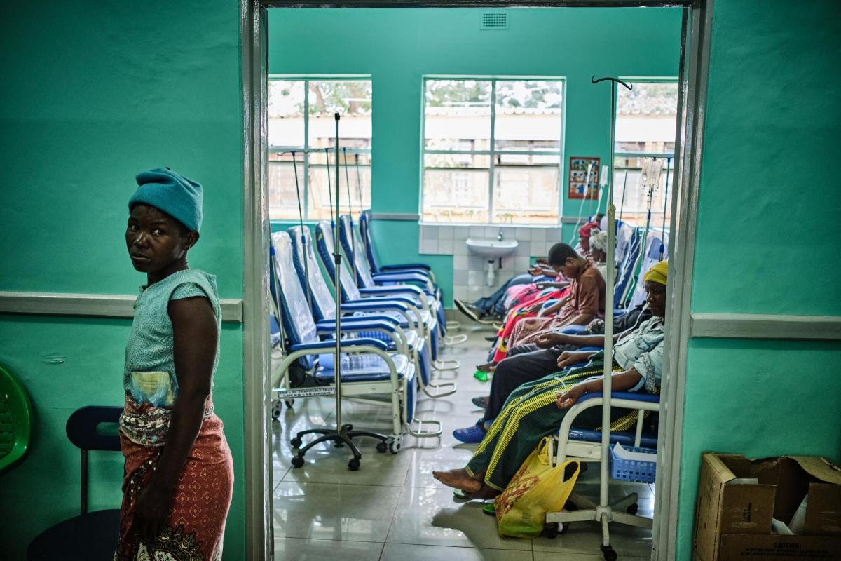 Vue d'une salle de chimiothérapie gérée par le ministère de la Santé du Malawi, dans l'hôpital central Reine Elizabeth. 2022.
 © DIEGO MENJIBAR