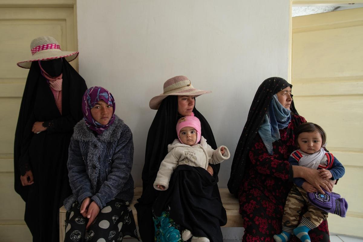 Des patients dans la salle d'attente du centre de santé de Band-e-Amir, soutenu par MSF. Les équipes MSF reçoivent plus de 50 patients par jour, dont la majorité sont des femmes et des enfants de moins de cinq ans. Elles fournissent des soins de néonatalogie et de pédiatrie, de santé maternelle, un dépistage de la malnutrition et une orientation pour les cas compliqués.
 © Nava Jamshidi