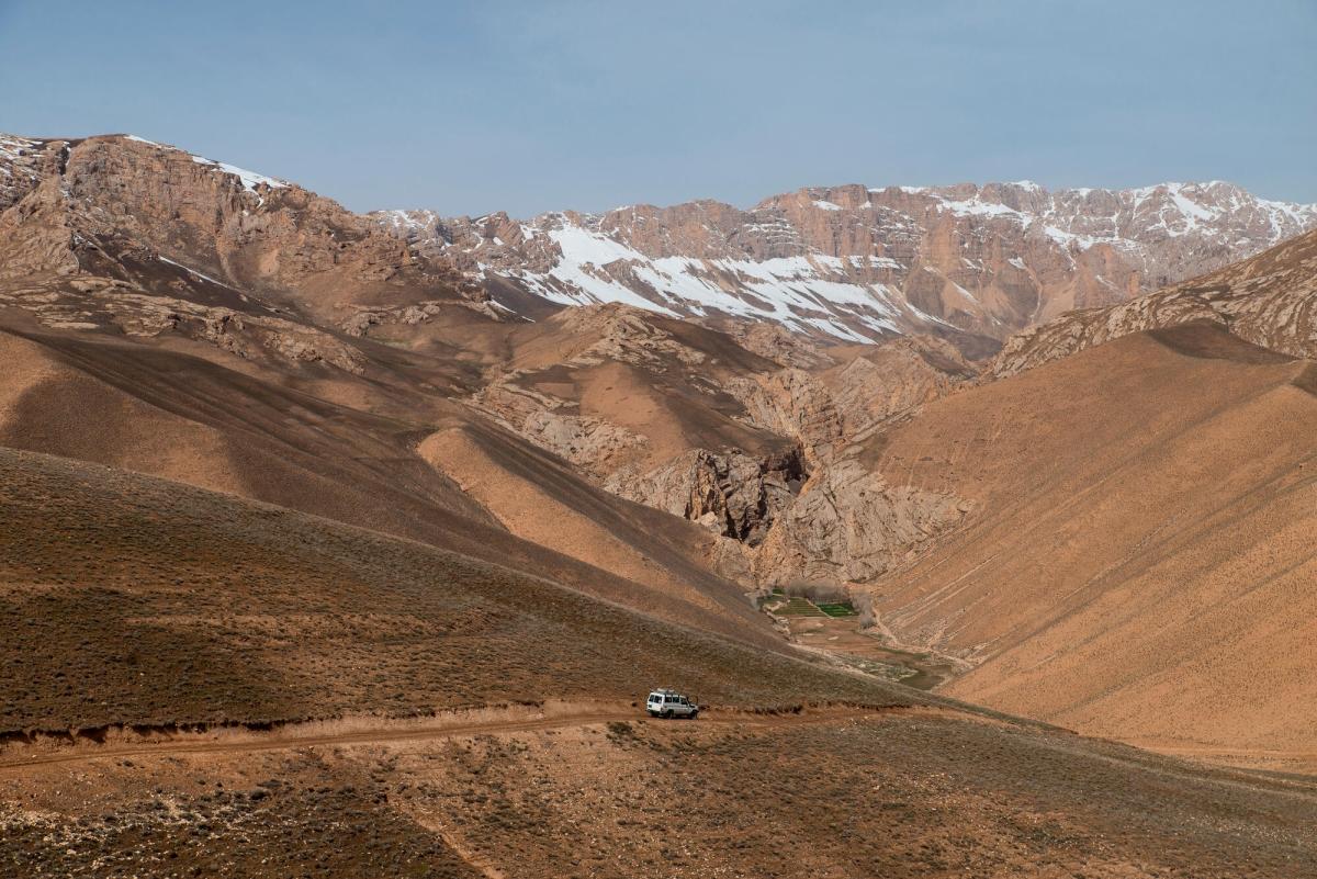 Une équipe MSF en route pour Pusht-e-Awaz, un village isolé dans la province de Bamyan, où l'association soutient une structure de santé. Afghanistan. 2023.
 © Nava Jamshidi