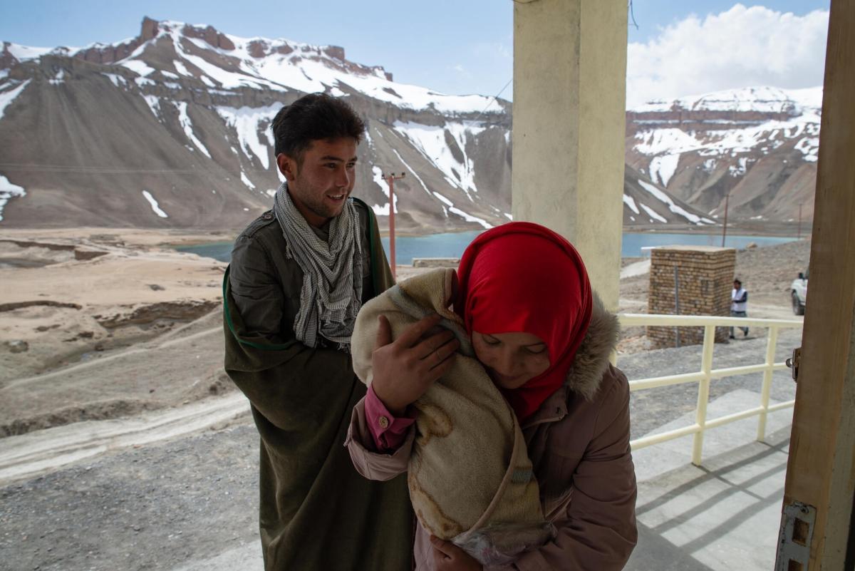 Naqiba, âgée de 19 ans, entre dans le centre de santé de Band-e-Amir soutenu par MSF. Sa fille Sakina, âgée de 10 jours, va pouvoir bénéficier d'une consultation médicale. Afghanistan. 2023.
 © Nava Jamshidi