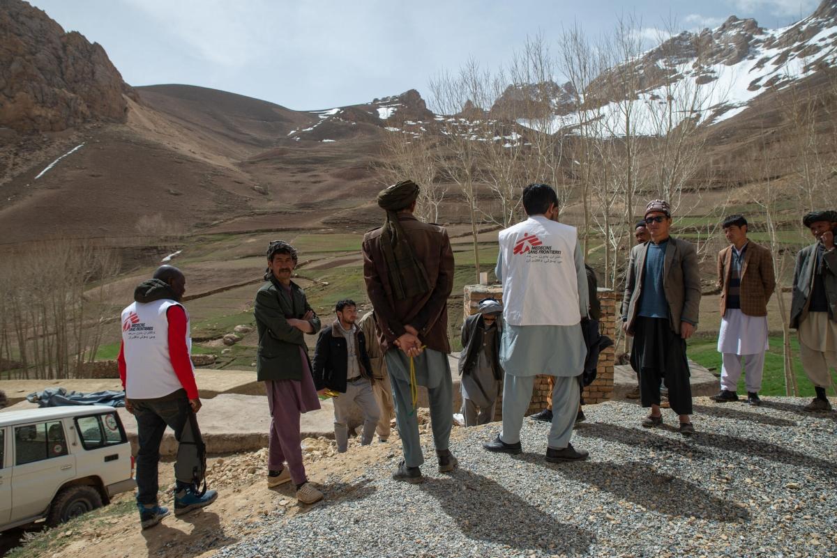 Des membres des équipes MSF en discussion avec des habitants de Pusht-e-Awaz, un village d'une vallée éloignée de la province de Bamyan. MSF a ouvert une structure de santé dans ce village en janvier 2023.
 © Nava Jamshidi