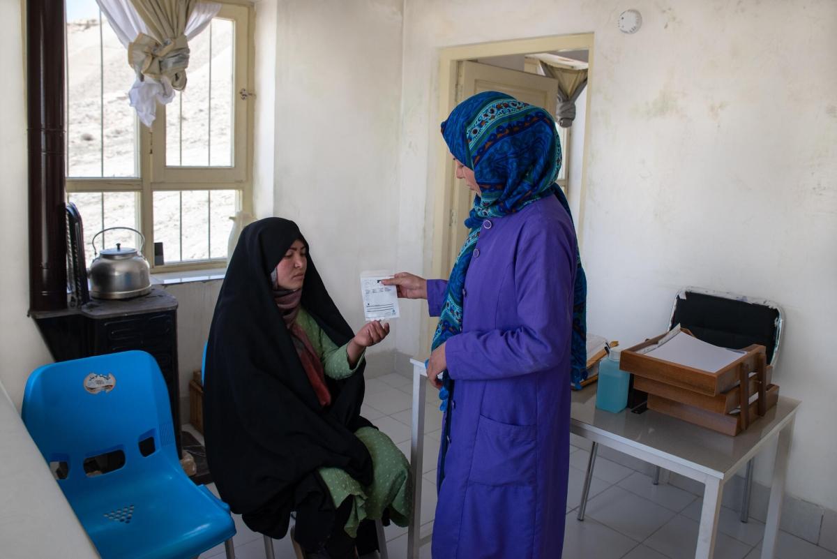 Une sage-femme MSF en consultation dans le centre de santé de Band-e-Amir. Sara, âgée de 25, est mère de deux enfants. Elle souffre d'hypotension et c'est sa deuxième visite médicale. Avant l'ouverture de ce centre de santé, elle devait se rendre dans une autre structure située à une heure de route de chez elle.
 © Nava Jamshidi