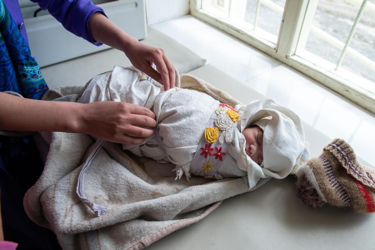 Sakina est âgée de seulement dix jours. C'est la première enfant née sous la supervision d'une sage-femme MSF dans le centre de santé de Band-e-Amir.
 © Nava Jamshidi