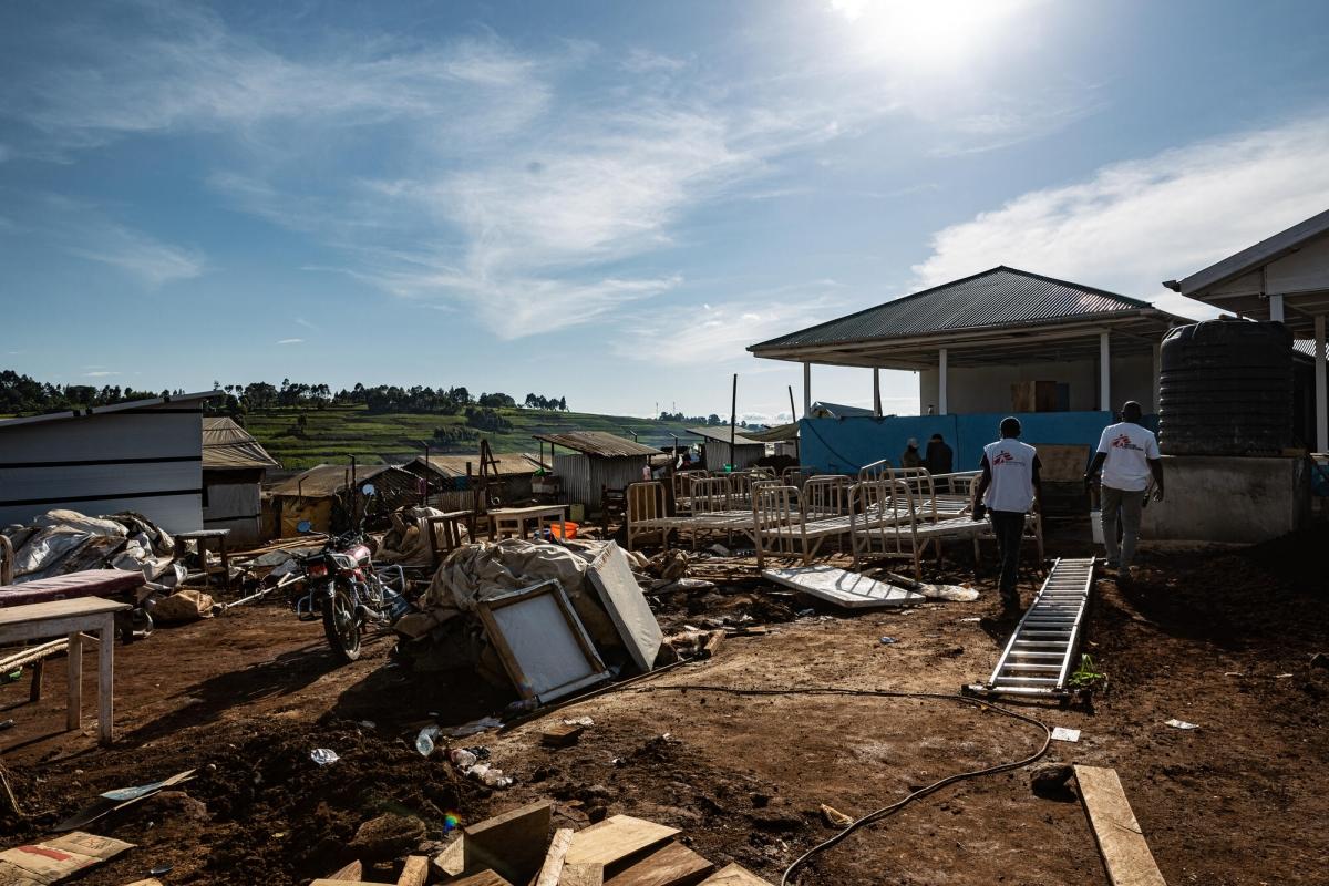 Les équipes MSF en train de travailler à la transformation de leur clinique dans le camp de déplacés de Rho en Ituri. 2023.
 © MSF/Michel Lunanga