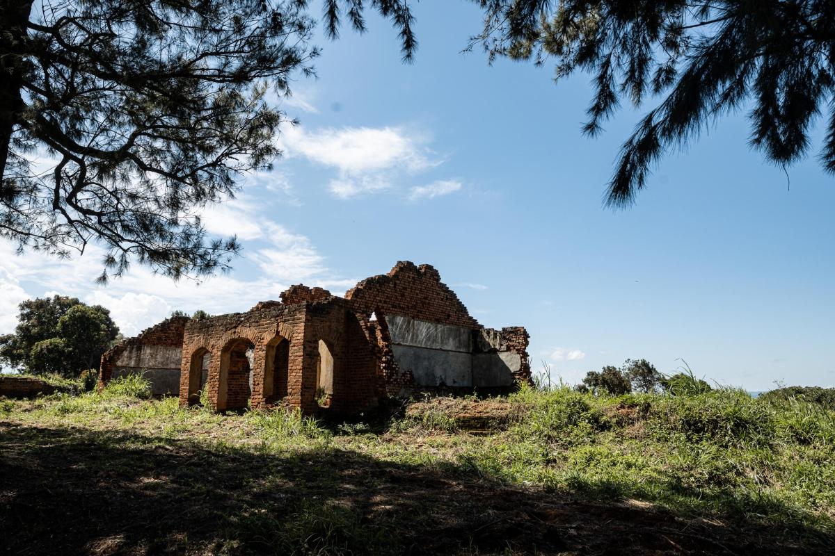 Vue des ruines d'une école ravagée à cause du conflit en cours. Ituri. 2023.
 © MSF/Michel Lunanga