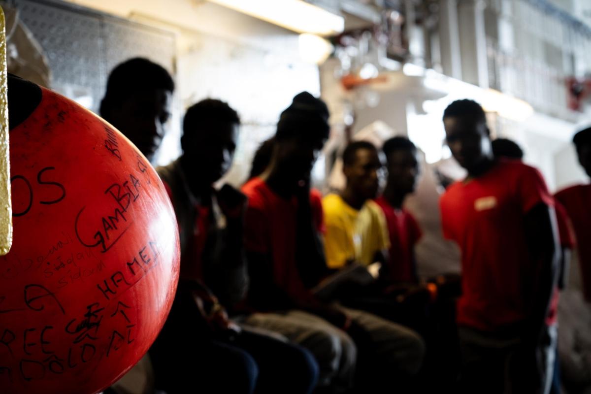 Un groupe de migrants secourus par l'équipe MSF à bord du Geo Barents.
© MSF/Annalisa Ausilio