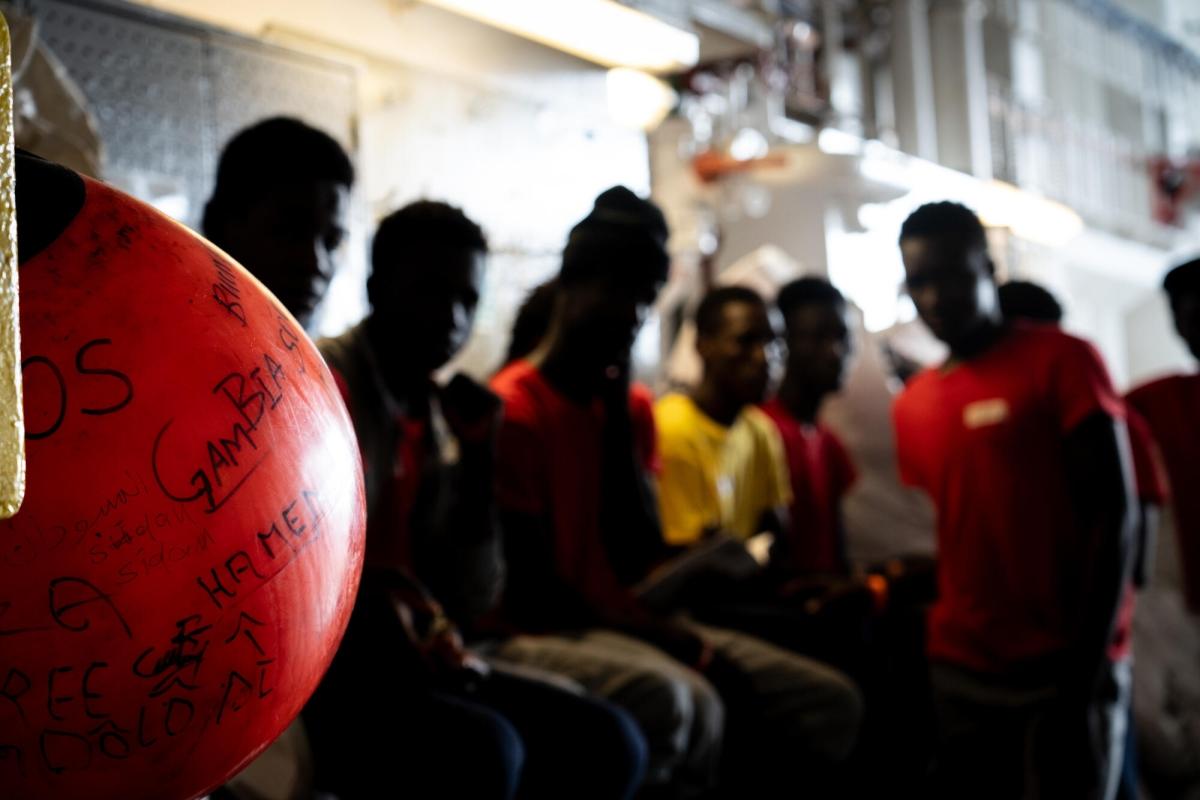 Un groupe de migrants secourus par l'équipe MSF à bord du Geo Barents.
 © MSF/Annalisa Ausilio