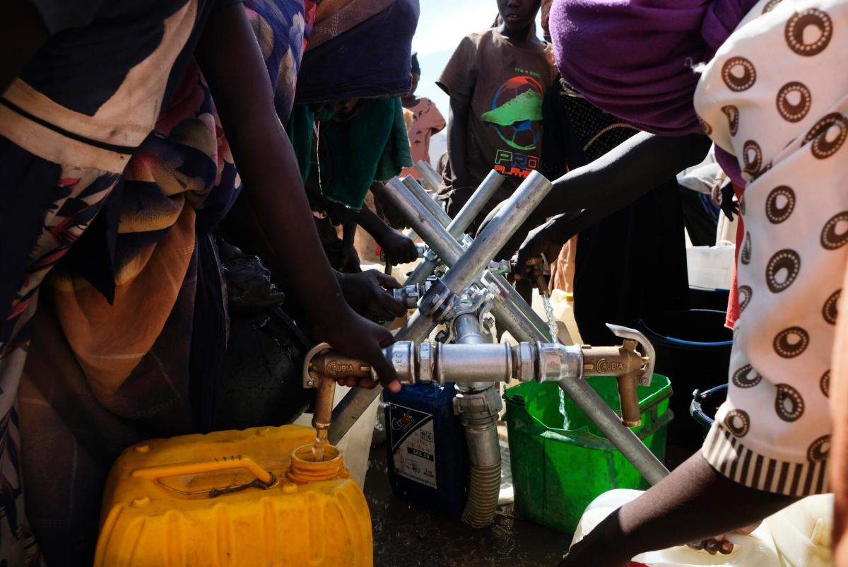 Les gens doivent marcher de longues distances pour aller chercher de l'eau aux points de distribution dans camp de Metché, au Tchad.
 © Linda Nyholm/MSF