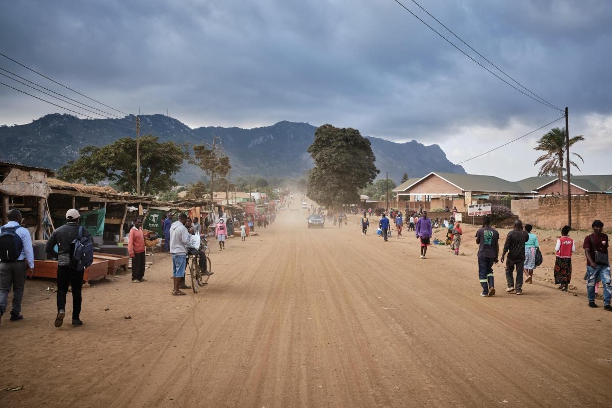 La route principale qui traverse la ville de Dedza, au Malawi.
© Diego Menjibar