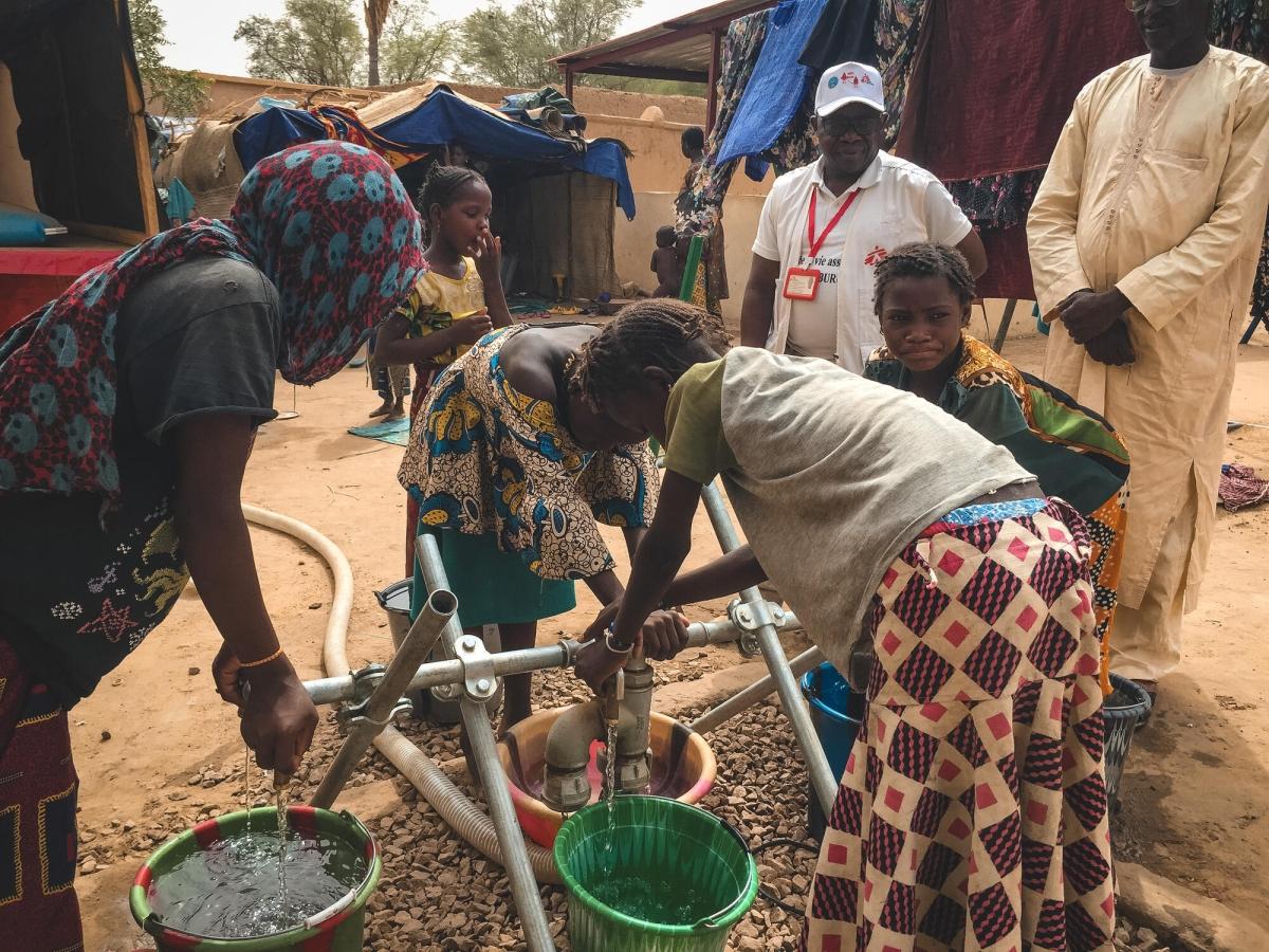 Sur le deuxième site, à l'intérieur de l'école maternelle, des jeunes filles vont chercher de l'eau à une borne-fontaine rétablie par MSF à l'arrivée des déplacés.
© Aichata Diakité/MSF