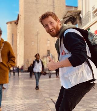 Un street acteur MSF dans la rue content