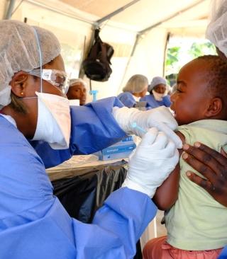 Justin, deux ans et demi, reçoit sa piqûre du vaccin expérimental Ebola rVSV-ZEBOV, dans un point de vaccination installé dans la communauté de Kimbangu, dans la ville de Beni. République démocratique du Congo. 2019.