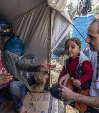 Christos Christou, le président international de MSF visite dans le camp se Moria sur l'île de Lesbos pour constater les conditions de vie des demandeurs d'asile bloqués sur ces îles grecques.