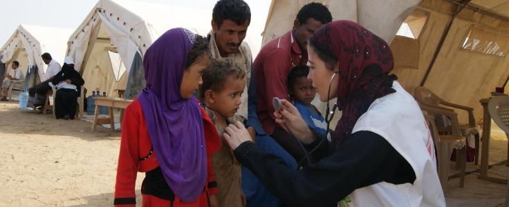 Une infirmière MSF en consultation lors d'une clinique mobile dans le district d'Abs. Yémen. 2017 Thumbnail