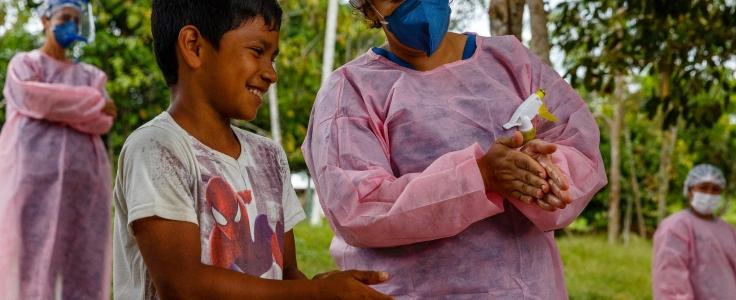 Nara Duarte, infirmière MSF, enseigne à un enfant la manière dont on se lave correctement les mains. État d’Amazonas, Brésil, juillet 2020. 