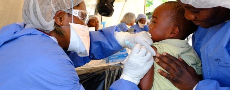 Justin, deux ans et demi, reçoit sa piqûre du vaccin expérimental Ebola rVSV-ZEBOV, dans un point de vaccination installé dans la communauté de Kimbangu, dans la ville de Beni. République démocratique du Congo. 2019. 