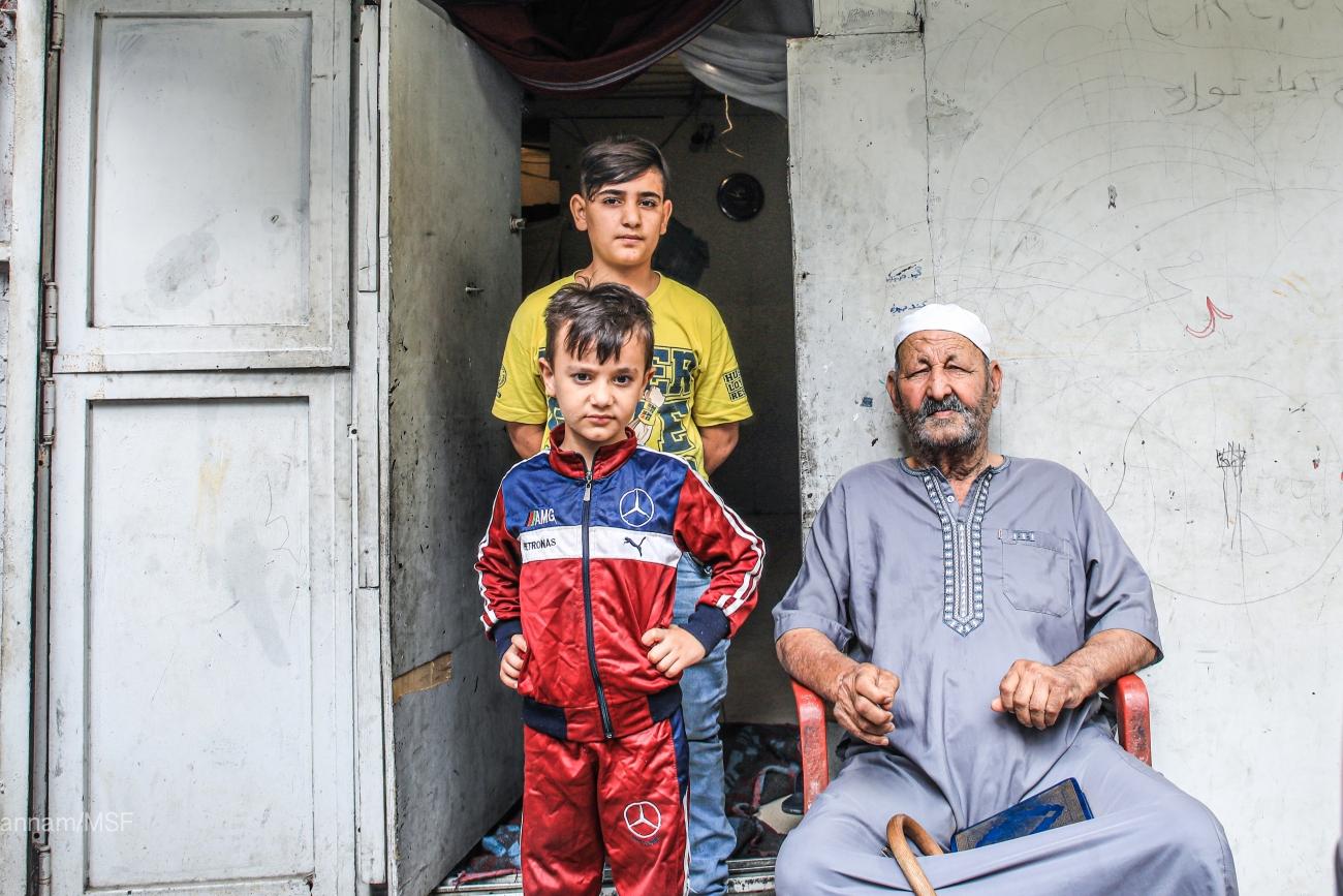 Obaid Ibrahim, 81 ans, vient de Palmyre, en Syrie. Il ne peut pas marcher et il a constamment besoin d'aide. Il vit avec la famille de son fils dans le garage d'un mécanicien.
© Mohammad Ghannam/MSF