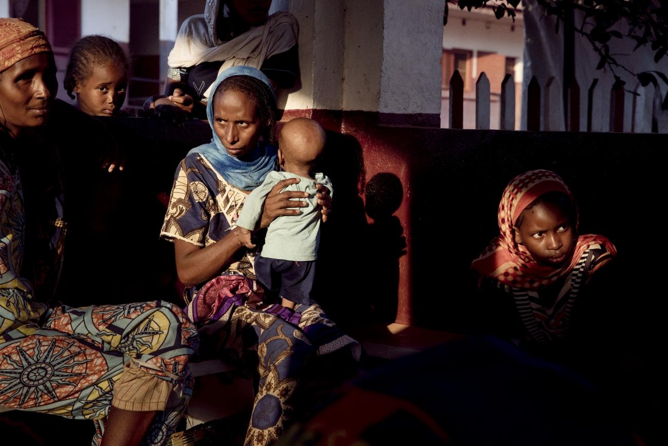 Awa Moussa, 30 ans, mère de huit enfants, s'occupe de bébé Bilal, 6 mois lors d'une activité récréative à l'hôpital de Bambari en République centrafricaine, le 3 décembre 2020.