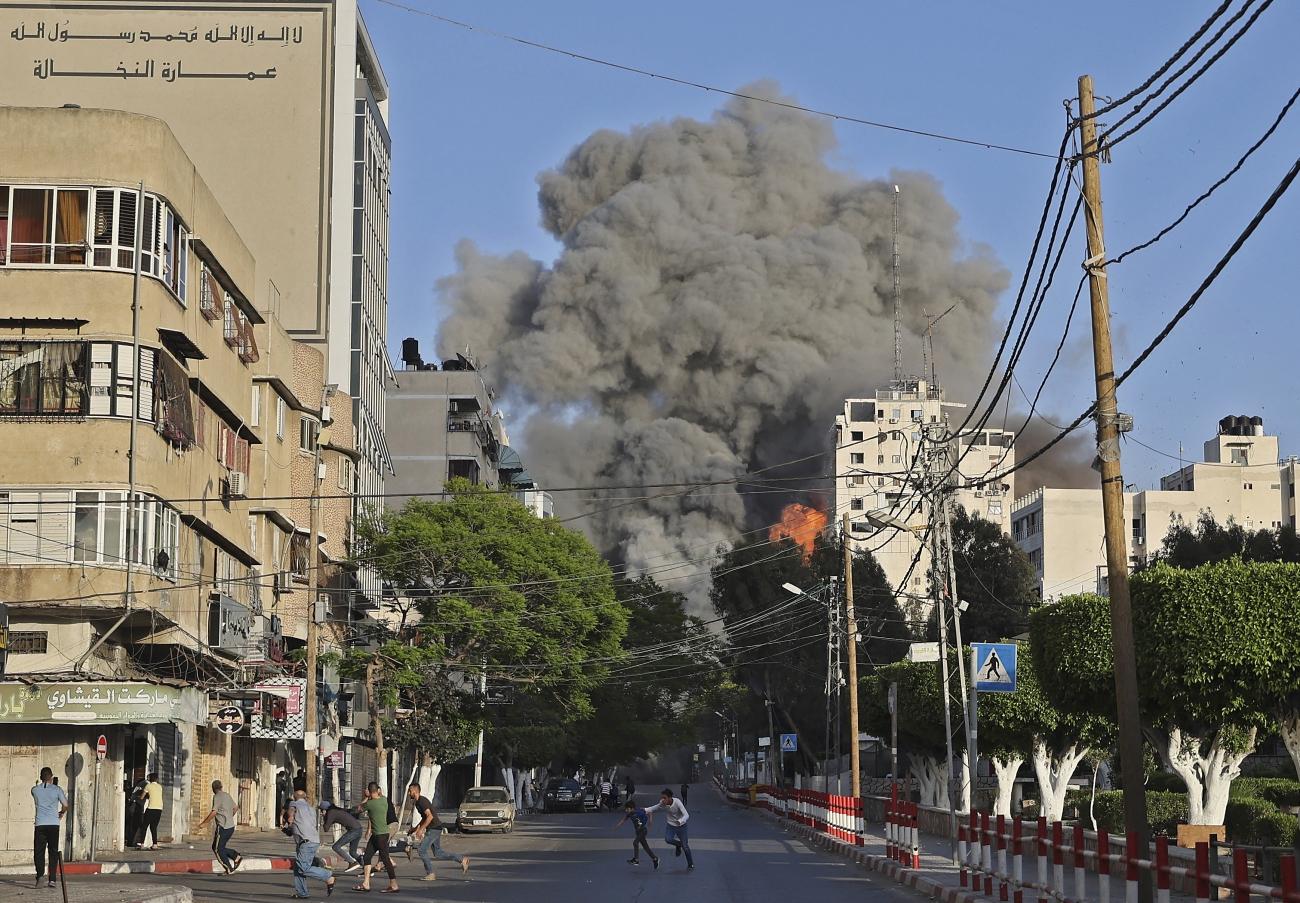 Des Palestiniens fuient le quartier de la tour Al-Sharouk, bombardée par l'armée israélienne. Ville de Gaza, le 12 mai 2021.
© Mohammed Abed/AFP