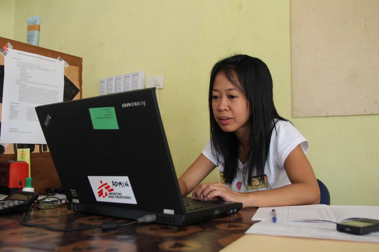 Une administratrice travaille au bureau de MSF à Kailahun, en Sierra Leone. Septembre 2014