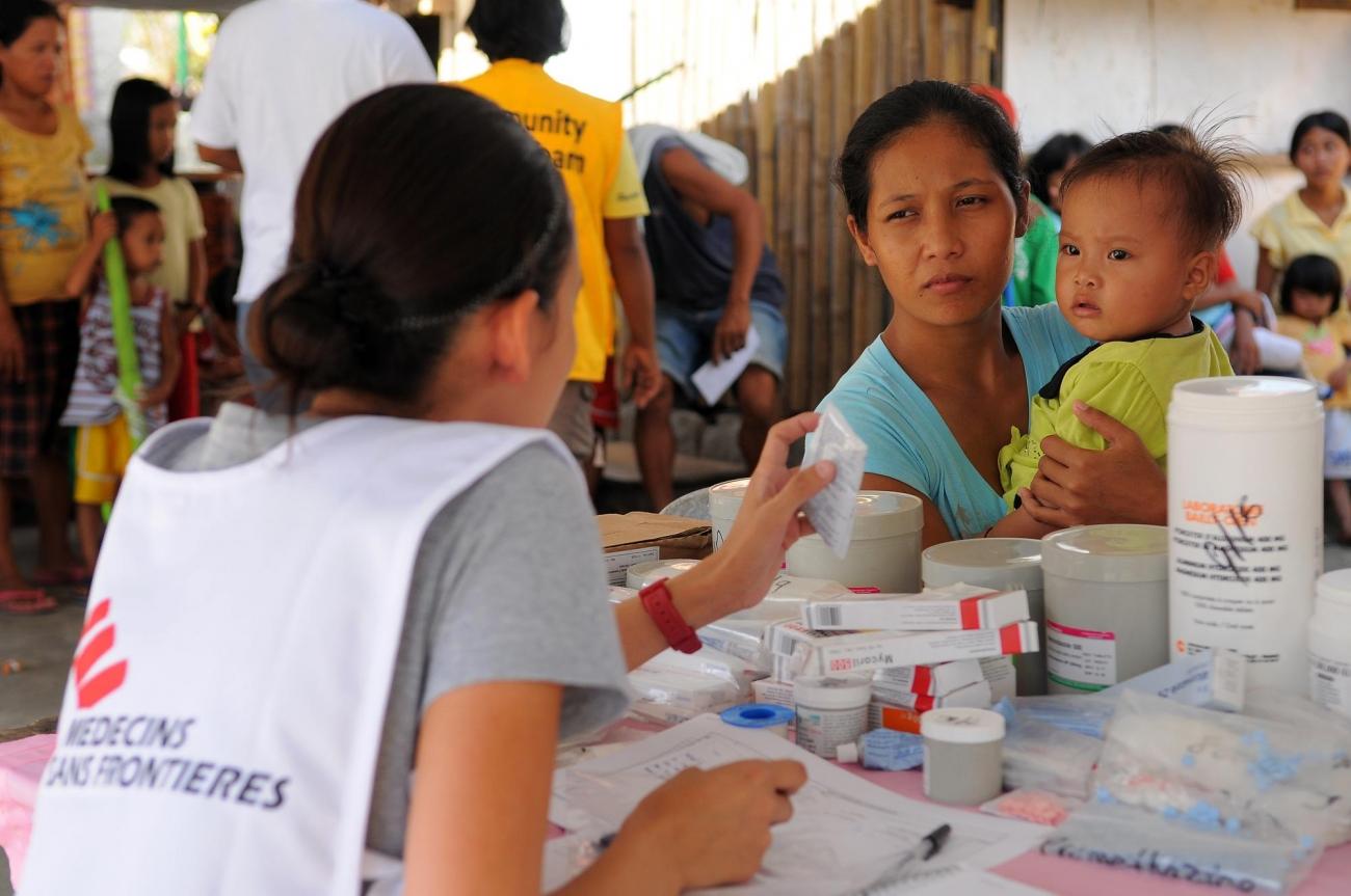 Une clinique mobile dans le village de Macanip à Jaro (nord de la province de Leyte), aux Philippines, décembre 2013. 