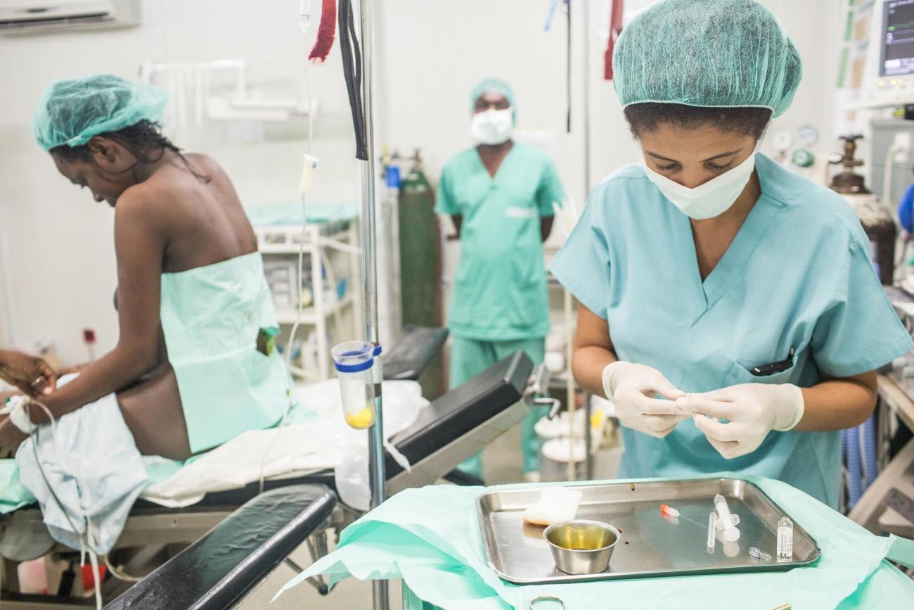 Une anesthésiste prépare une péridurale avant une césarienne dans le bloc opératoire du Centre de Référence en Urgence Obstétricale (CRUO) de MSF à Port-au-Prince, Haïti, en octobre 2015.