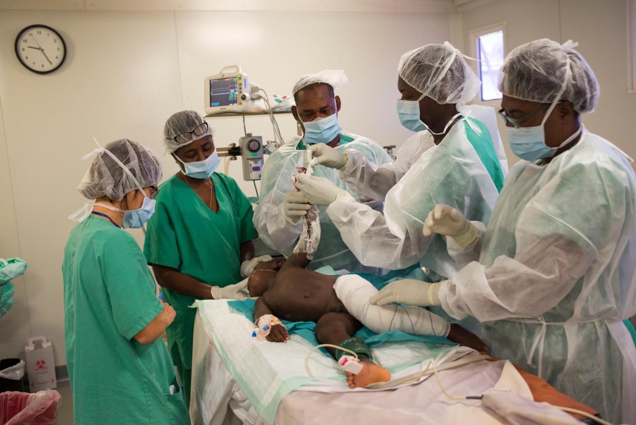 Soins auprès des grands brûlés à l'hôpital MSF de Drouillard, à Port-au-Prince, Haïti, mai 2016.