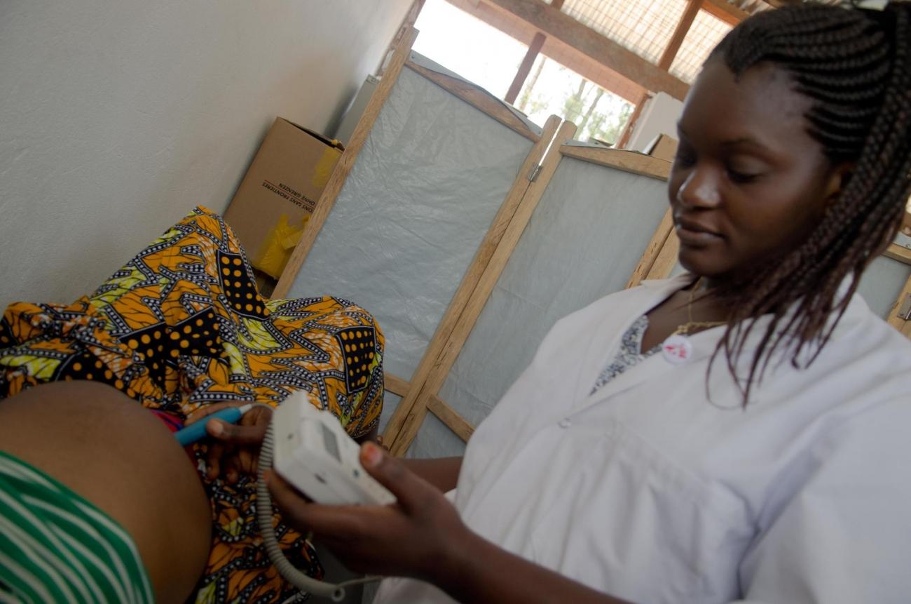 Consultation prénatale au centre de santé de Rubingo, en RD Congo, 2016.