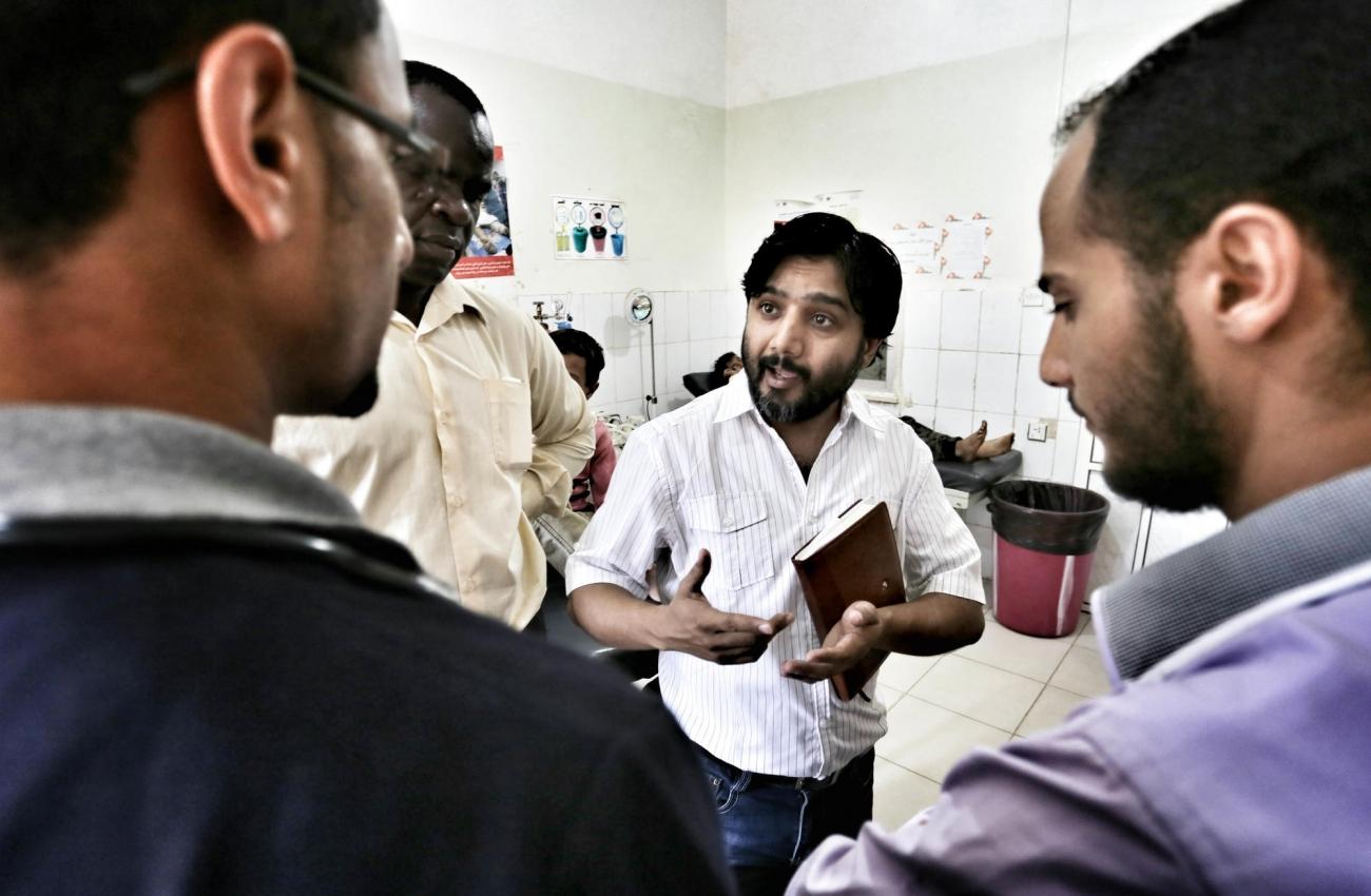 Le Dr Satish Devkota, coordinateur médical de MSF, explique aux médecins locaux de MSF et du ministère de la Santé l'importance du triage pour une réponse rapide aux urgences au centre de soins de santé primaire Al-Salam soutenu par MSF à Qatabah, au Yémen.
