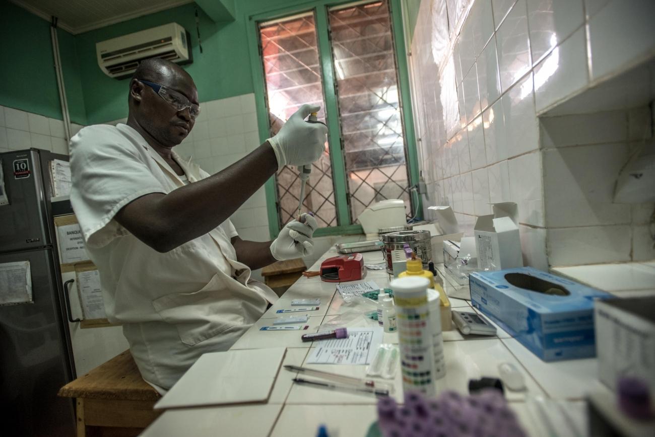 Un technicien de laboratoire effectue des tests pour le VIH, la syphilis, le paludisme et le groupe sanguin. Tous les patients sont testés après leur arrivée à la maternité Castor, à Bangui, en République centrafricaine.