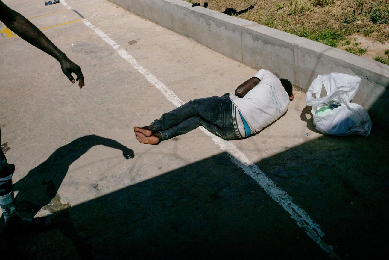 Un groupe de nouveaux détenus arrive dans le centre d'Abu Salim. Un homme n'est même pas en état de se lever.
© Guillaume Binet/Myop
