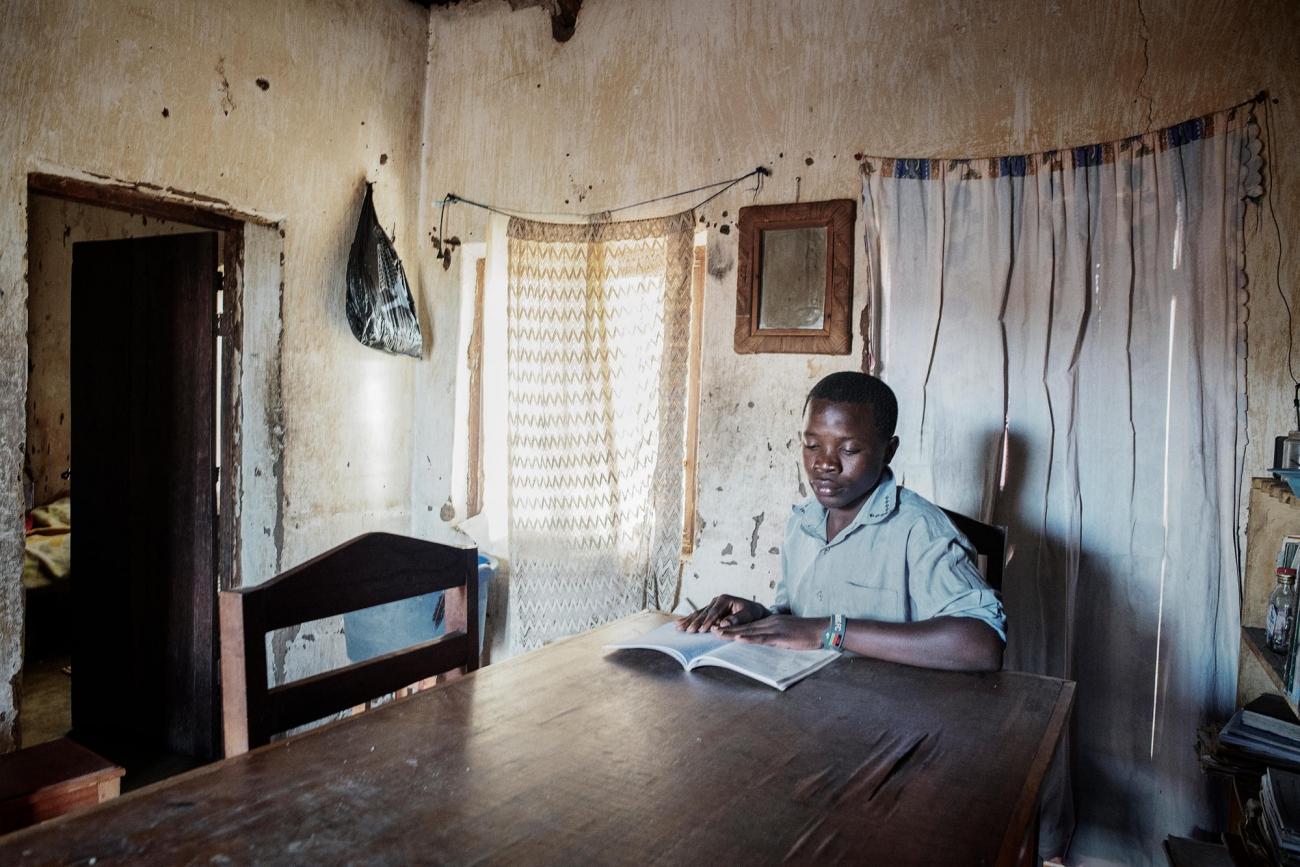 Alfred Nema, 18 ans, du village de Ntweya. Il est pris en charge par MSF pour le VIH et la tuberculose.
© Luca Sola