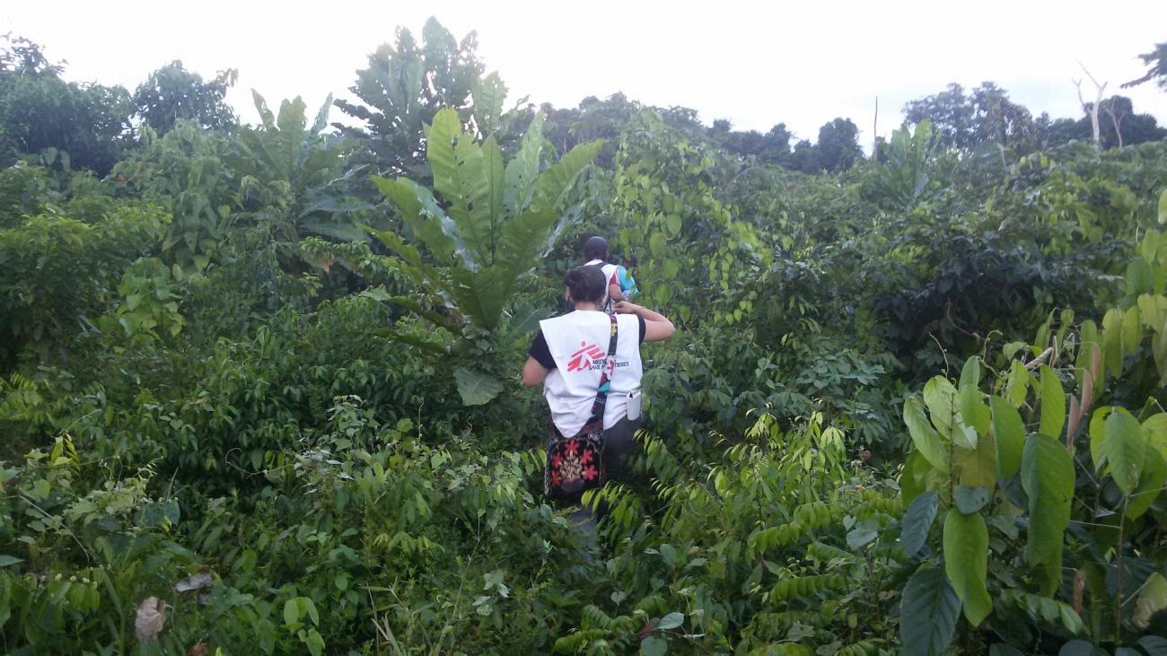 Des équipes MSF marchent dans la brousse pour tenter de se rendre dans un village reculé, près de la ville d'Iboko, dans la province de l'Equateur.
© Paul Jawor/MSF