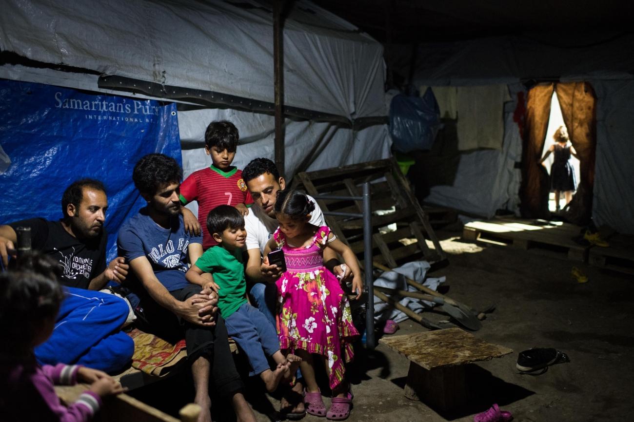 Une famille syrienne originaire de Deir ez-Zor, installée dans le camp depuis quelques mois. Ils ont quitté leur pays en 2017 après la destruction de leur quartier. Camp de Moria sur l'île de Lesbos. Grèce. 2018.
© Robin Hammond/Witness Change