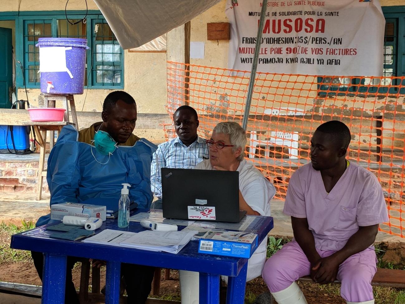 Une volontaire MSF forme des infirmiers du ministère de la Santé au triage des patients dans le centre de traitement d'Ebola de Mangina. Nord-Kivu. République démocratique du Congo. 2018.
© Karin Huster/MSF