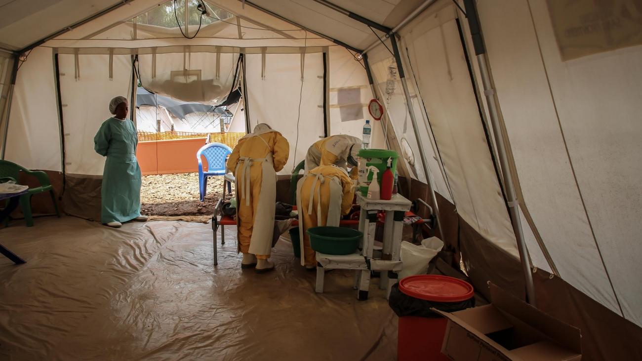 Équipes de Médecins Sans Frontières dans le centre de traitement d'Ebola à Mangina. République démocratique du Congo. 2018.
© Carl Theunis/MSF