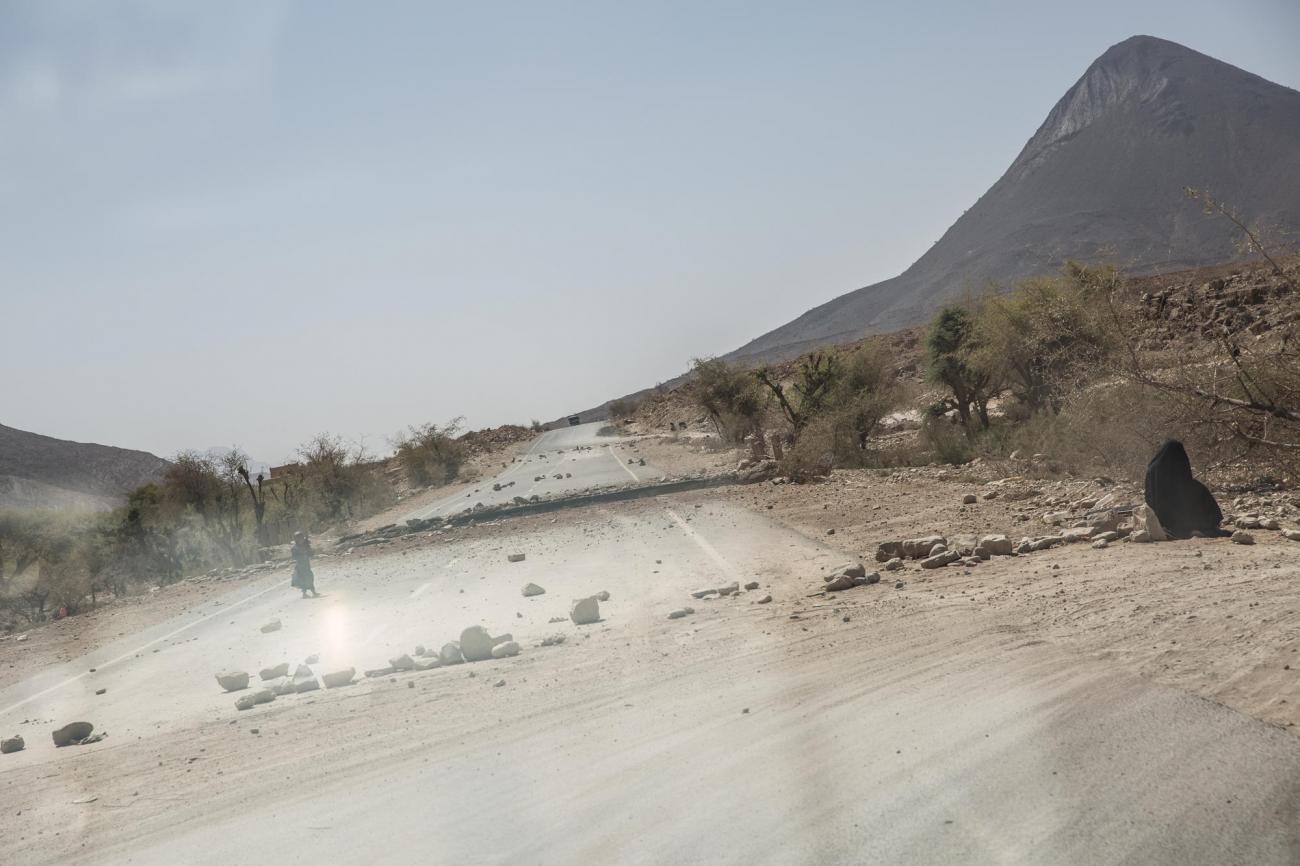 La route entre Saada et Khamer a été bombardée par la coalition internationale menée par l'Arabie saoudite et les Émirats arabes unis. Yémen. Mars 2018.
© Agnes Varraine-Leca/MSF