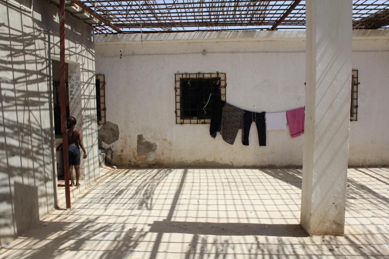 Les rescapés d'un naufrage ont été ramenés en Libye et placés dans un centre de détention de la région de Khoms. Septembre 2018. Libye.
© Sara Creta/MSF