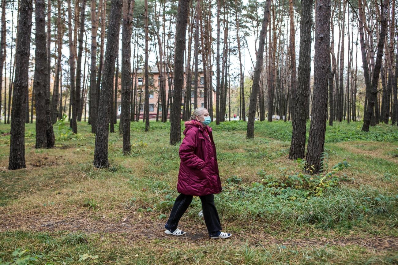 Halyna a 56 ans. Elle est atteinte de tuberculose multirésistante. Elle marche dans la forêt qui entoure l'hôpital de Jytomir. Ukraine. 2018.
© Oksana Parafeniuk